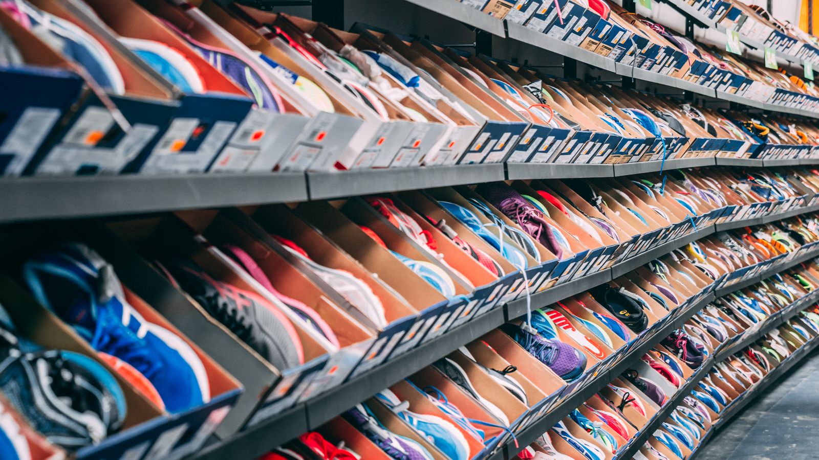 Schoenen in dozen op een winkelrek — sfeerbeeld